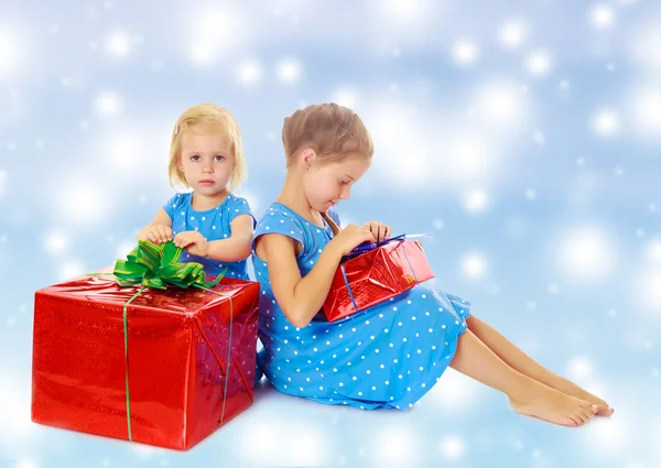 Dos hermanas con un regalo —  Fotos de Stock