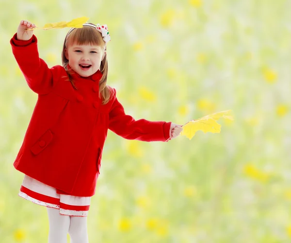 Ragazza che agita foglie d'acero — Foto Stock