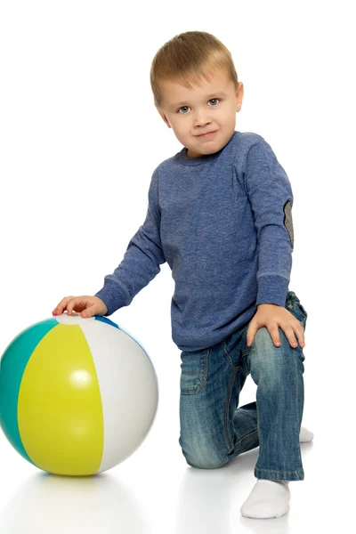 Mały chłopiec z piłką — Zdjęcie stockowe