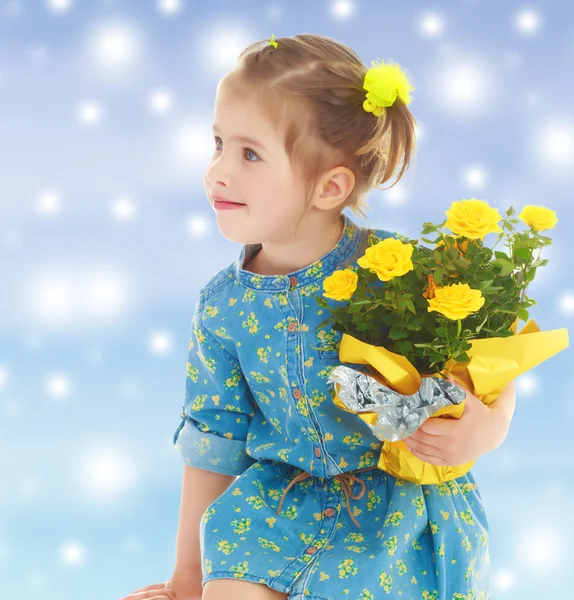 Menina com um buquê de flores amarelas — Fotografia de Stock