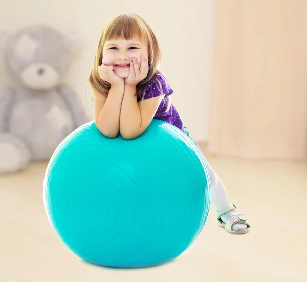Девушка с мячом для фитнеса — стоковое фото