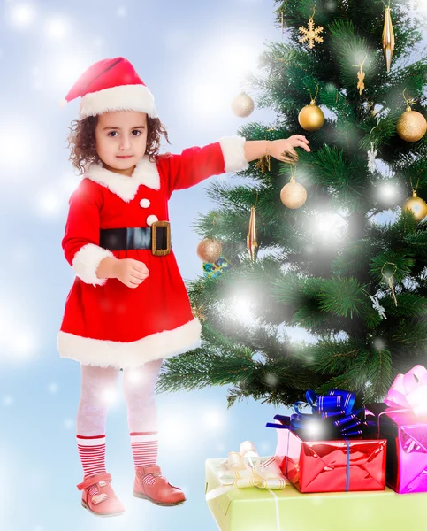 Küçük kız Noel ağacı süsle — Stok fotoğraf