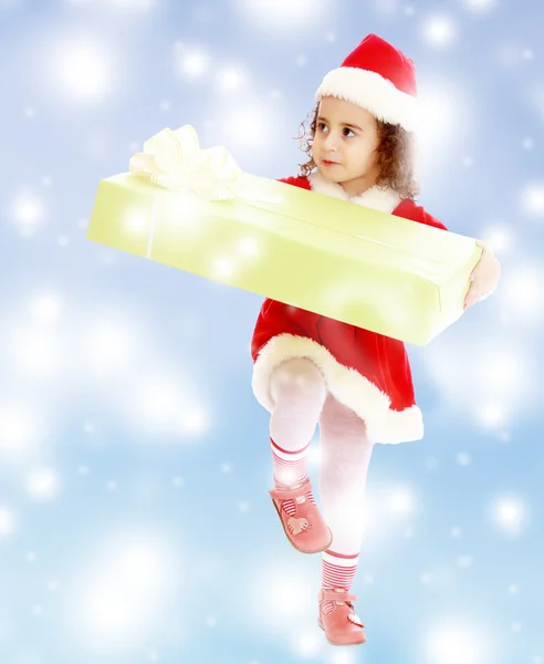 Niña disfrazada de Santa Claus con regalo — Foto de Stock