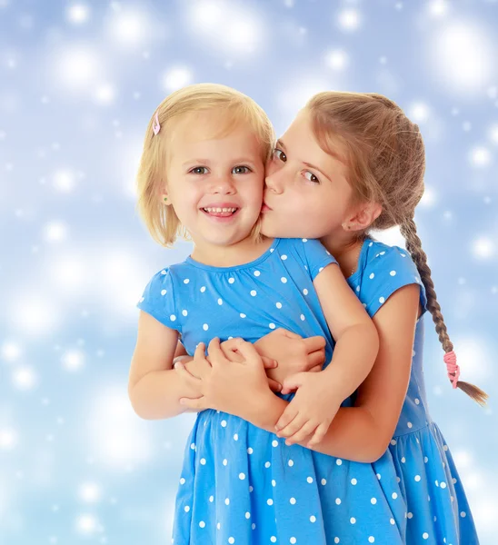 Little sisters kyss — Stockfoto