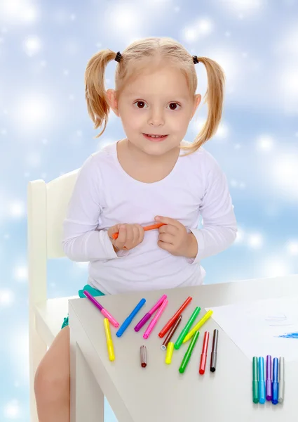 The girl draws with markers — Stock Photo, Image