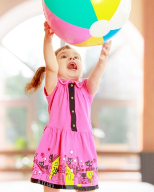 Küçük kız topu atar