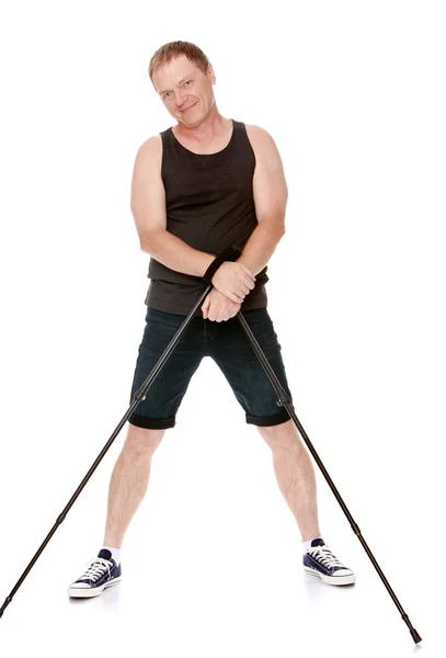 Der Mann ist mit Nordic Walking beschäftigt — Stockfoto