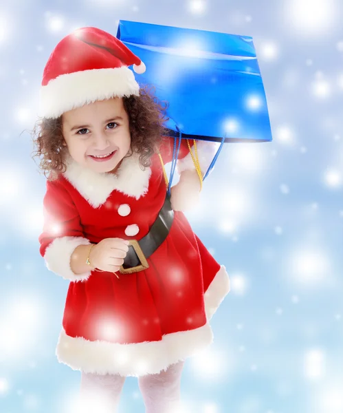 Bambina in costume di Babbo Natale con pacchetti colorati — Foto Stock