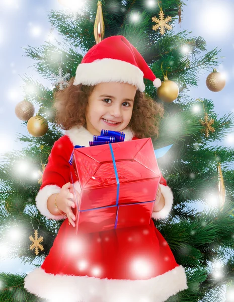 Mała dziewczynka w pobliżu choinki z prezentem — Zdjęcie stockowe