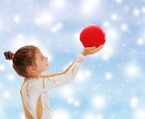 Liten gymnast med en boll — Stockfoto