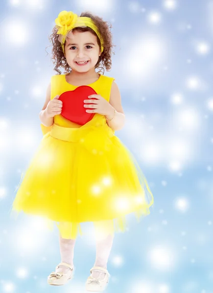 Schattig klein meisje houdt hart — Stockfoto
