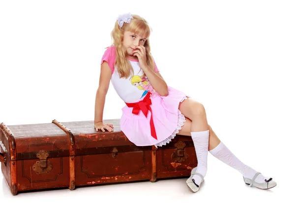 Дівчина зі старою валізою — стокове фото