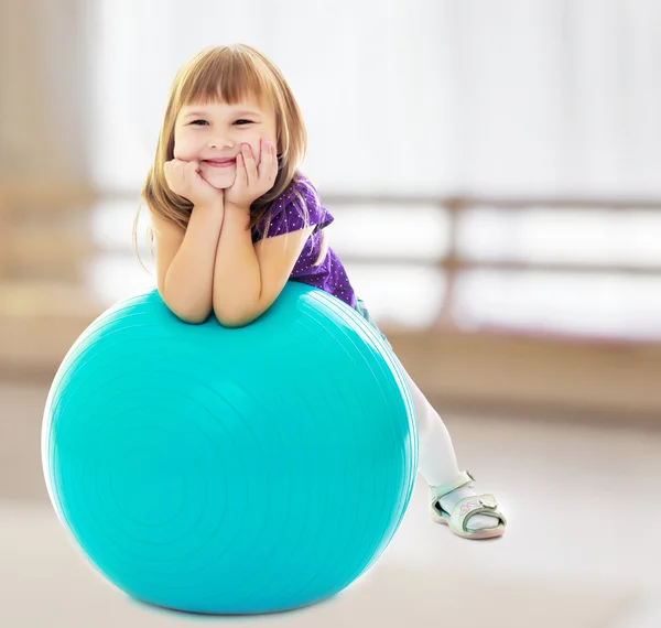 A menina com a bola de aptidão — Fotografia de Stock