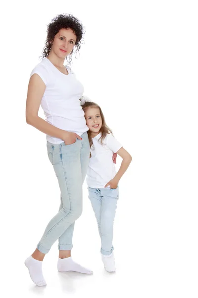 Maman et fille en jeans chemises blanches — Photo