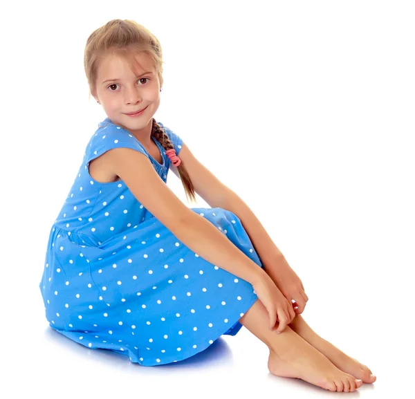 Niña en un vestido azul —  Fotos de Stock