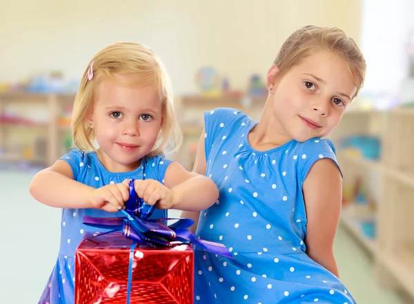 Dos hermanas con un regalo —  Fotos de Stock