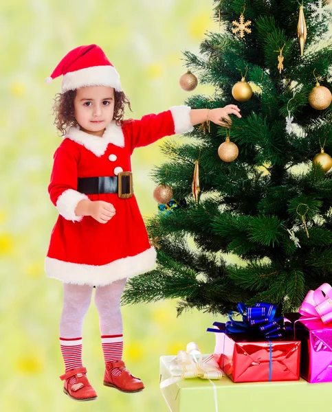 Bambina decora l'albero di Natale — Foto Stock