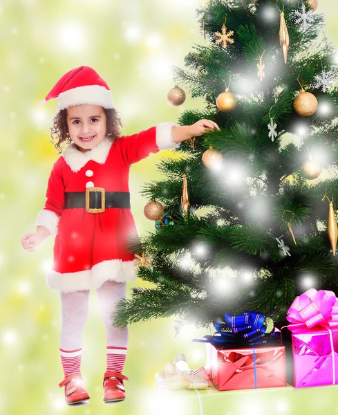 Kleines Mädchen schmückt den Weihnachtsbaum — Stockfoto