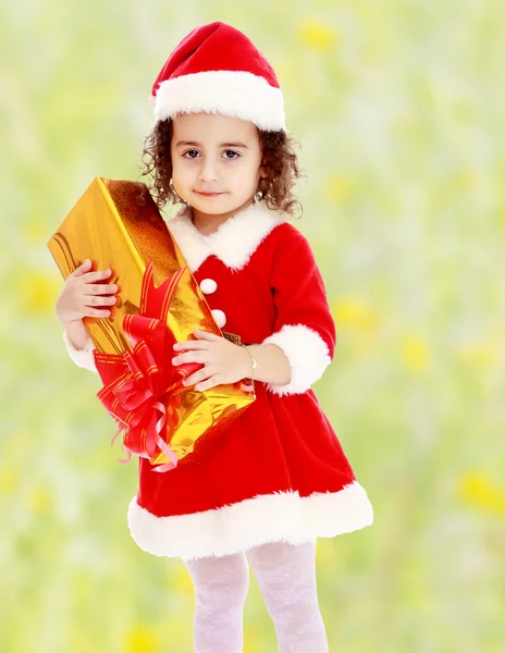 Menina no traje de Papai Noel com presente — Fotografia de Stock