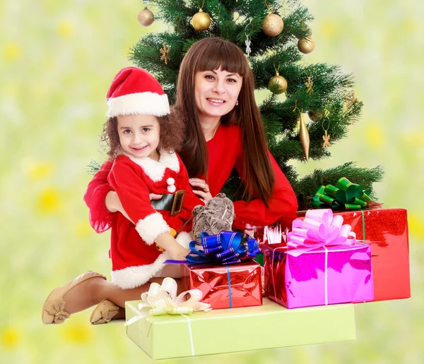 Madre con hija cerca del árbol de Navidad —  Fotos de Stock