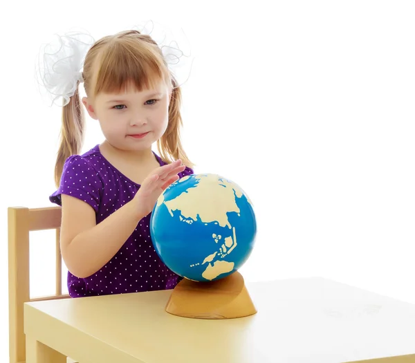 Menina vira mão globo — Fotografia de Stock