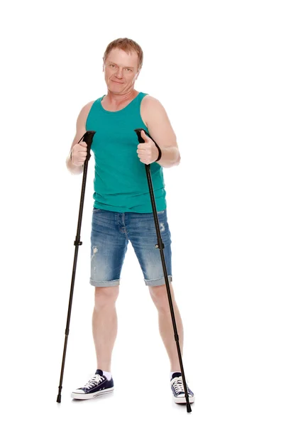 Der Mann ist mit Nordic Walking beschäftigt — Stockfoto