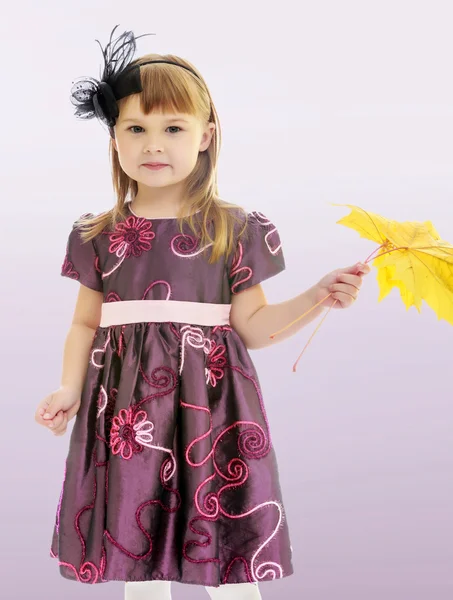 Girl holding a maple leaf — Stock Photo, Image