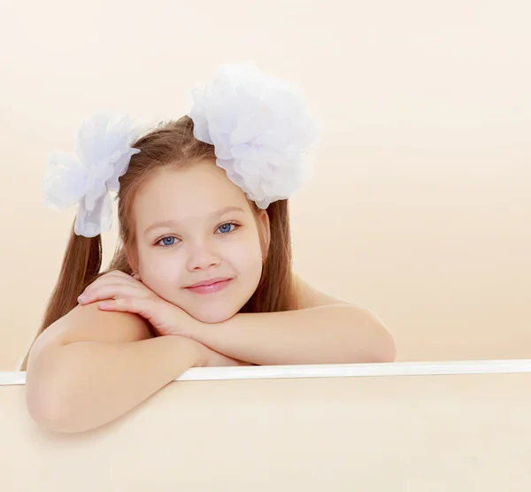 Hermosa niña con arcos blancos en la cabeza —  Fotos de Stock