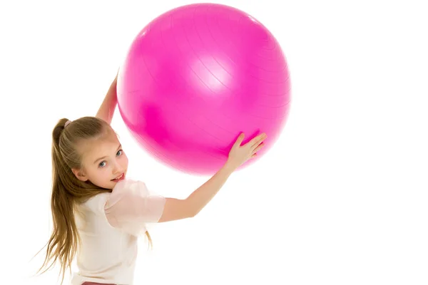 Menina brinca com uma grande bola para a aptidão — Fotografia de Stock