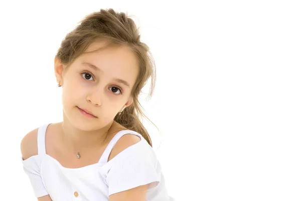 Kleines Mädchen in reinweißem T-Shirt für Werbung — Stockfoto