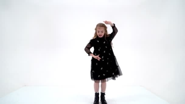 A cheerful little girl is dancing.The concept of a school of dance. — Stock Video