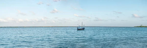 パノラマ美しいビーチのトップビュー。ターコイズブルーの海の空中ドローンショット — ストック写真