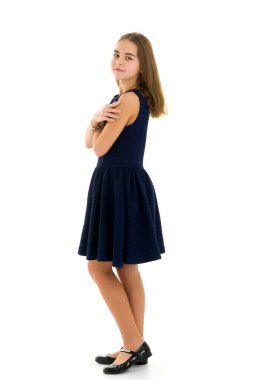 Küçük kız ellerini yüzüne doladı..