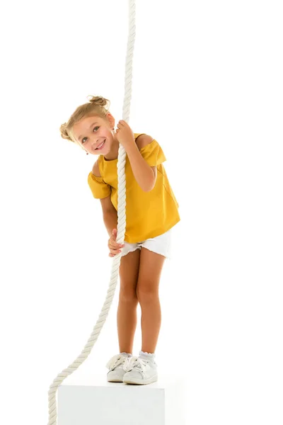 小さな女の子が手でロープの上にしがみつく. — ストック写真