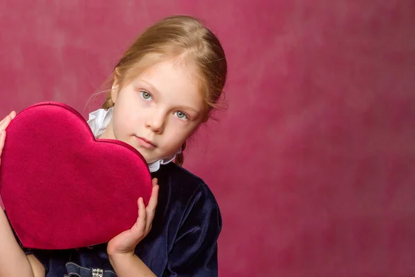 Liten flicka visar hjärta med händerna. — Stockfoto