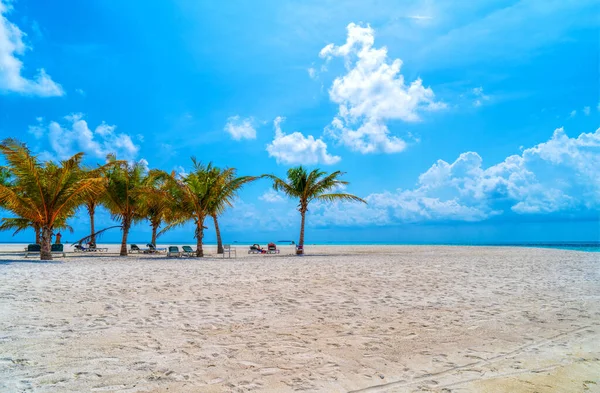 Sillas de salón en una hermosa playa tropical en Maldivas — Foto de Stock