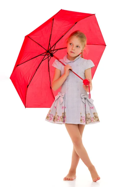 Kleines Mädchen unter einem Regenschirm. Konzeptstil und Mode. Isoliert auf weißem Hintergrund. — Stockfoto