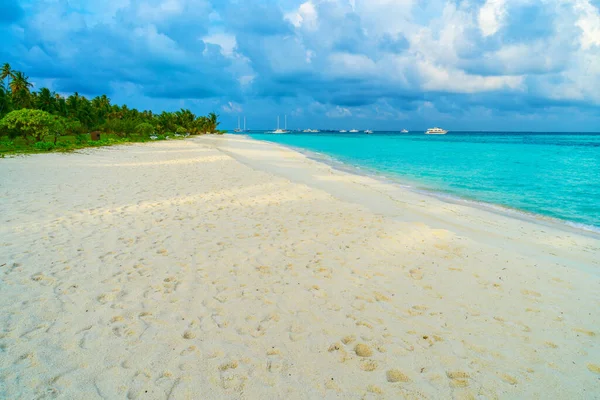 美しいビーチのトップビュー。ターコイズブルーの海の空中ドローンショット — ストック写真