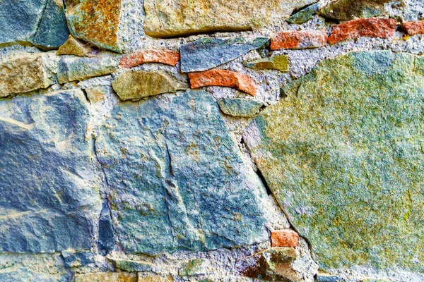 Antico muro di pietra fatto di pietre grezze naturali, vecchia muratura — Foto Stock