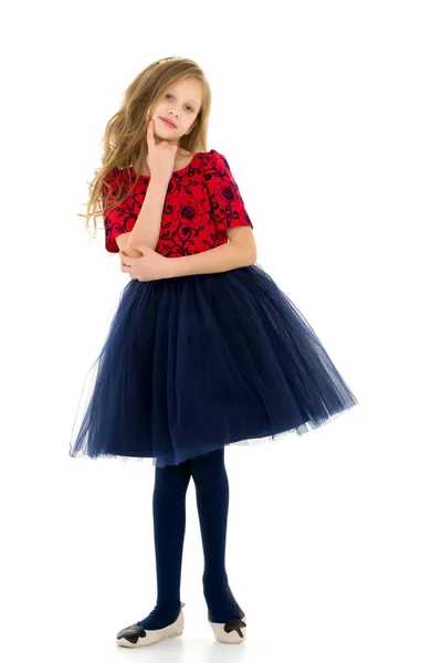 Seitenansicht des hübschen Mädchens, das ein schönes Kleid mit blauem Tüll trägt — Stockfoto