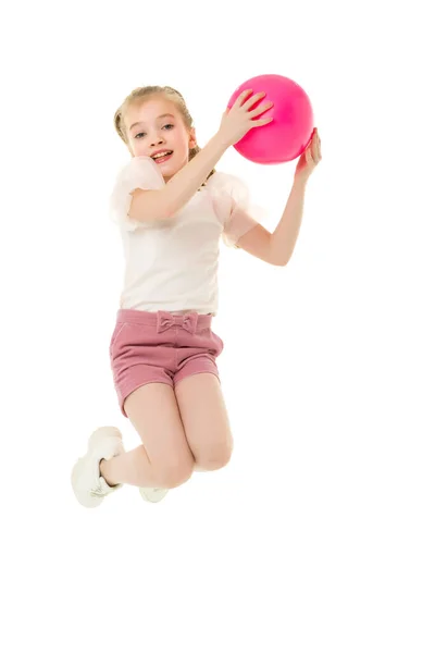 La bambina è impegnata in idoneità con una palla. — Foto Stock