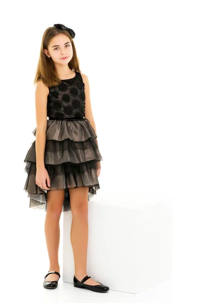 Kleines Mädchen in elegantem Kleid. Das Konzept einer glücklichen Kindheit — Stockfoto
