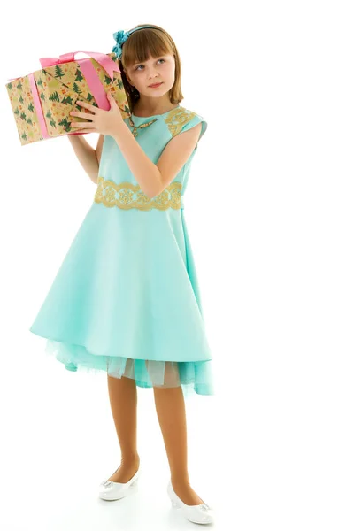 Niña con un regalo. Aislado sobre fondo blanco — Foto de Stock