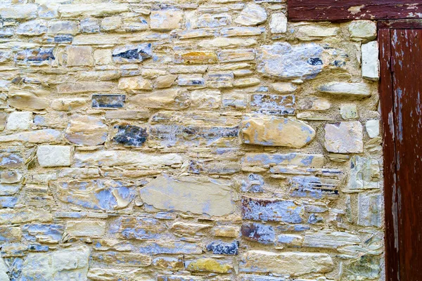 Parede de pedra antiga feita de pedras duras naturais, alvenaria antiga — Fotografia de Stock