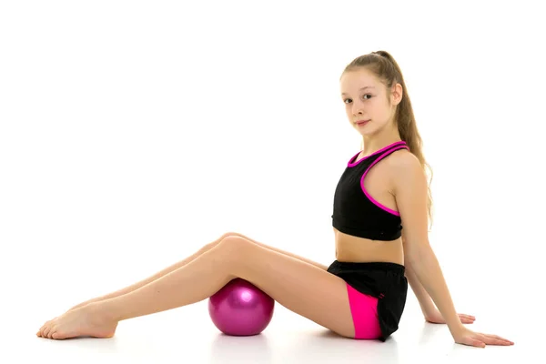 Κορίτσι γυμναστής εκτελεί ασκήσεις με την μπάλα. — Φωτογραφία Αρχείου