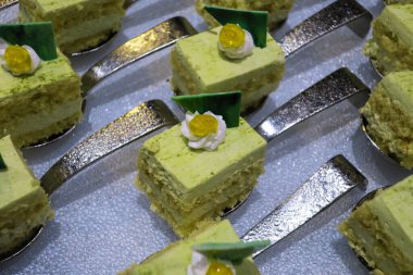 Akşam yemeği için bir restoranda çeşitli açık büfe kekleri. Yiyecek konsepti.