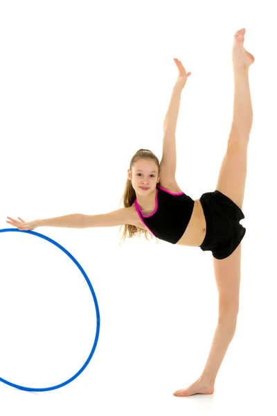 Вид збоку дівчина гімнастка робить вертикальні фігури з обручем — стокове фото