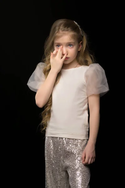 Bonita menina chorando. O conceito de emoções, o estado psicológico da criança, medos das crianças. — Fotografia de Stock