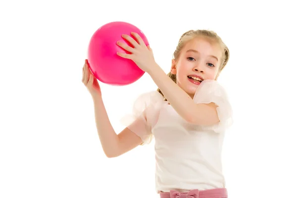 Kleines Mädchen macht Fitness mit Ball. — Stockfoto