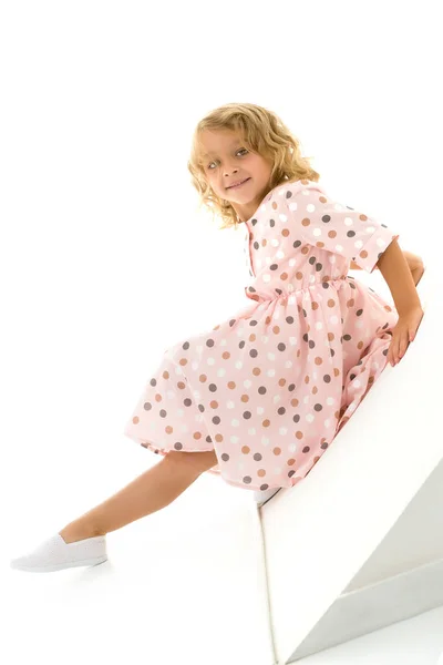 Una niña pequeña es fotografiada en el estudio en el cyclorama. —  Fotos de Stock